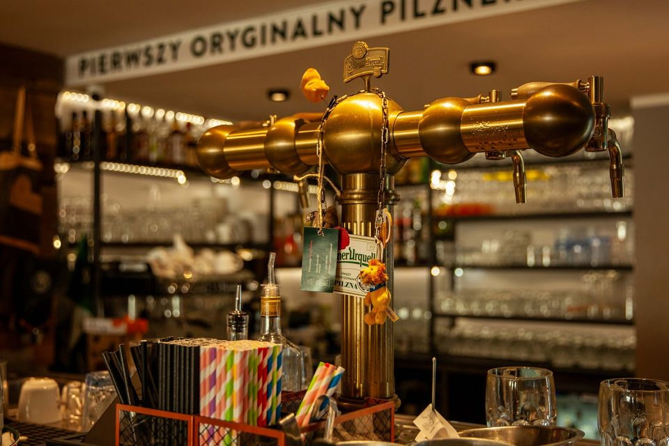 Bar i miedziane tanki Pilsner Urquell w Pyšnej Chalupie na Starym Rynku w Poznaniu