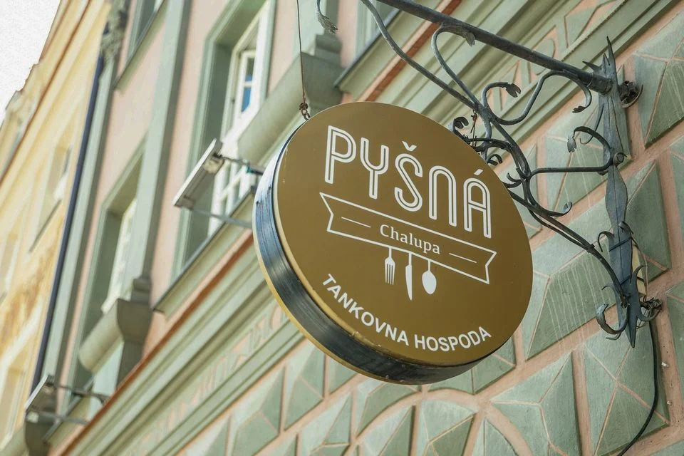 Szyld Pyšná Chalupa – tankovna hospoda na Starym Rynku w Poznaniu
