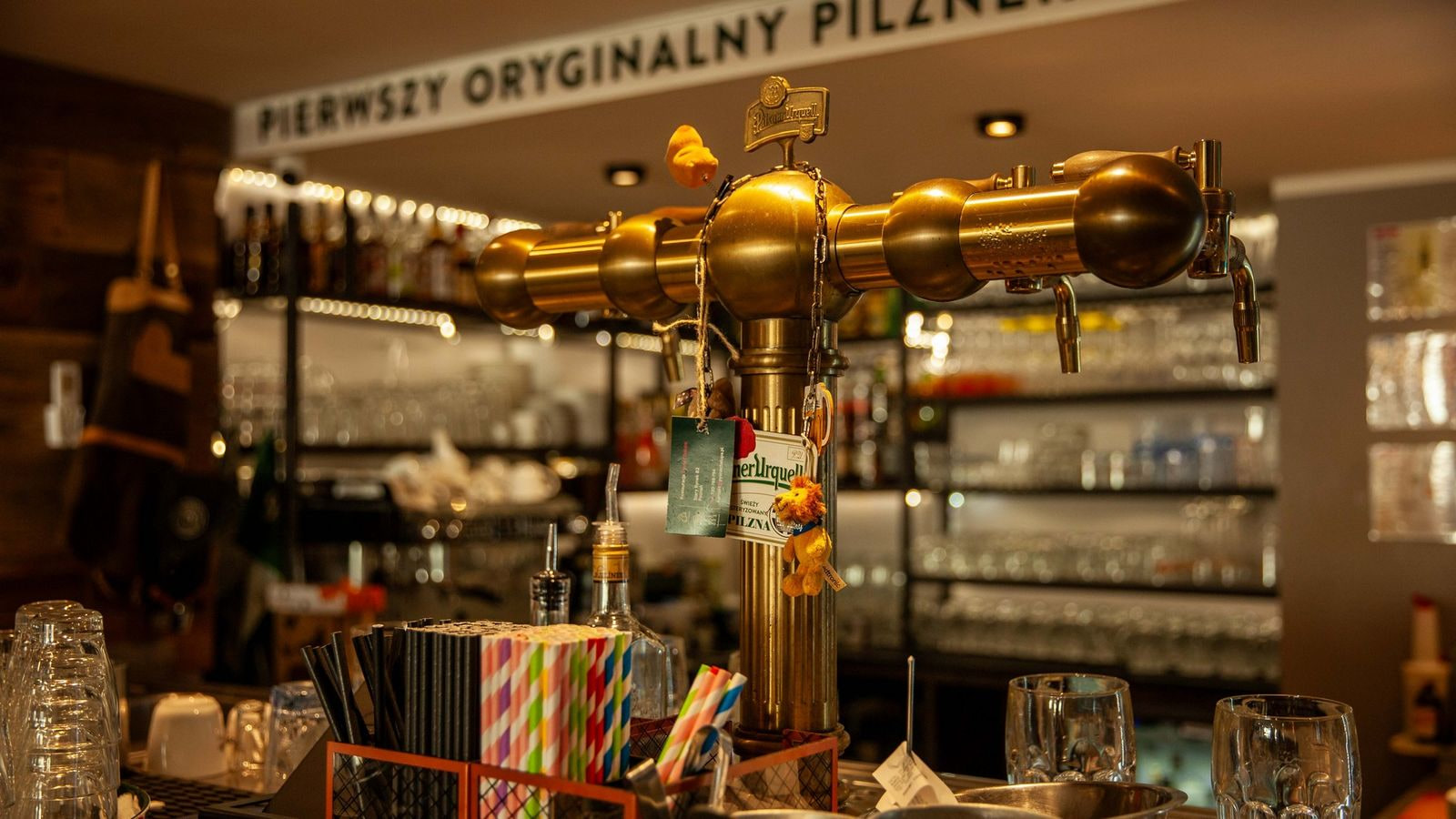 Bar z nalewakiem Pilsner Urquell i szkłem – Pyšná Chalupa, Poznań