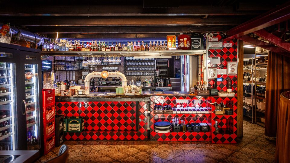 Bar z czeskim piwem w Dřevný Kocúr – restauracja czeska na Starym Rynku w Poznaniu