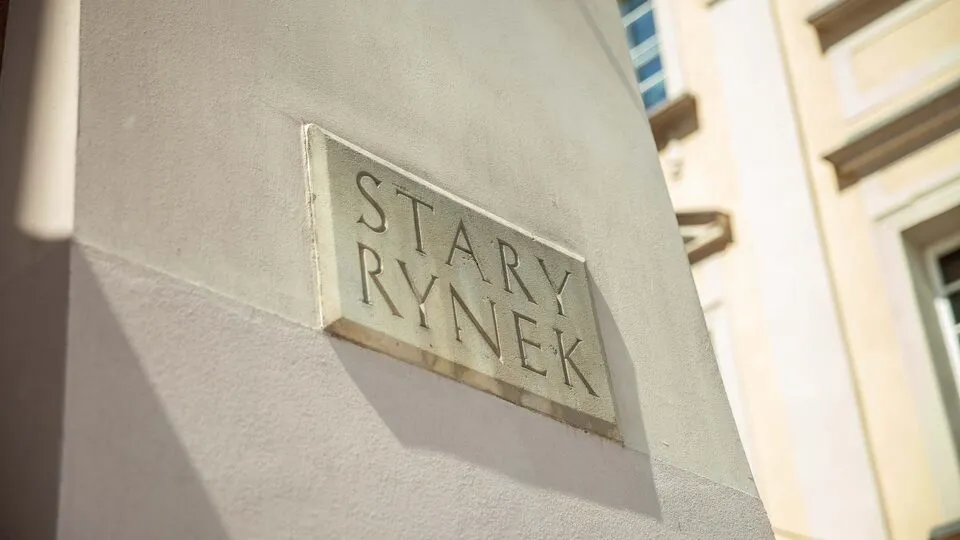 Tabliczka „Stary Rynek” na kamienicy przy Dřevný Kocúr w Poznaniu