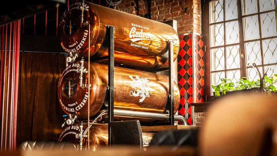Miedziane tanki piwa Budweiser Budvar w Dřevný Kocúr na Starym Rynku w Poznaniu