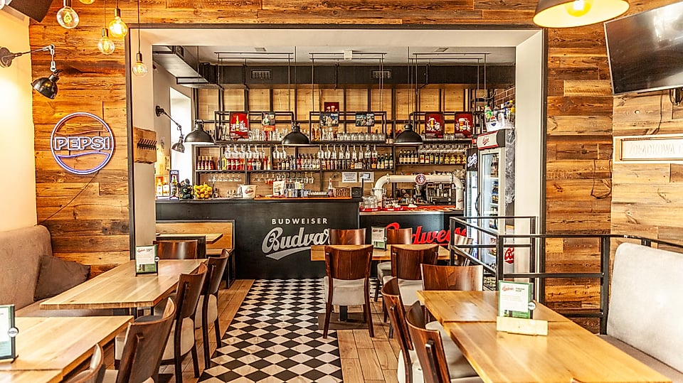 Bar z czeskim piwem w Dřevný Kocúr – restauracja czeska Poznań centrum