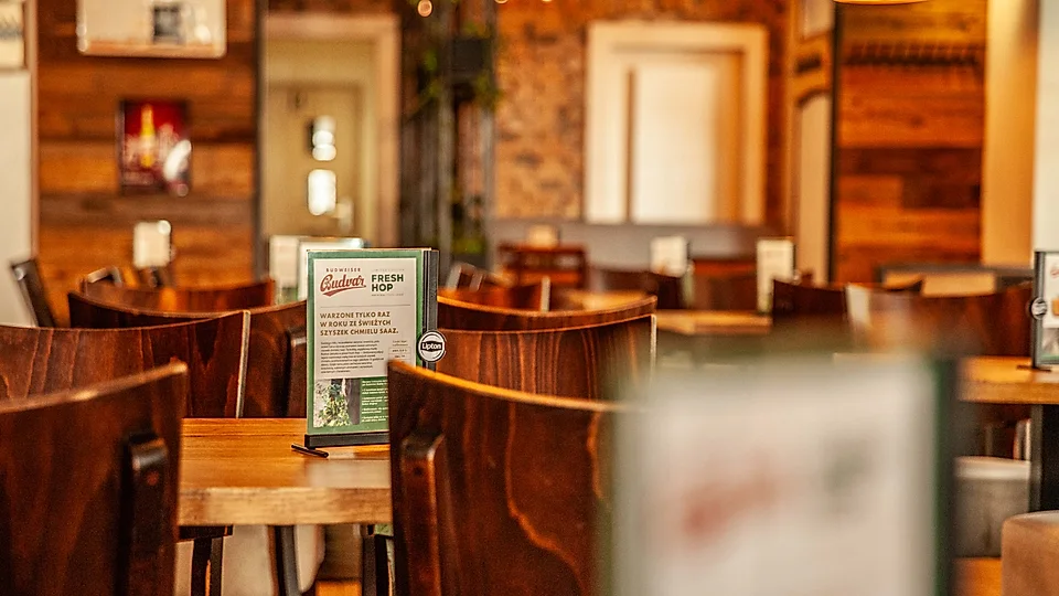 Klimatyczne wnętrze z drewnem – restauracja Św. Marcin Poznań