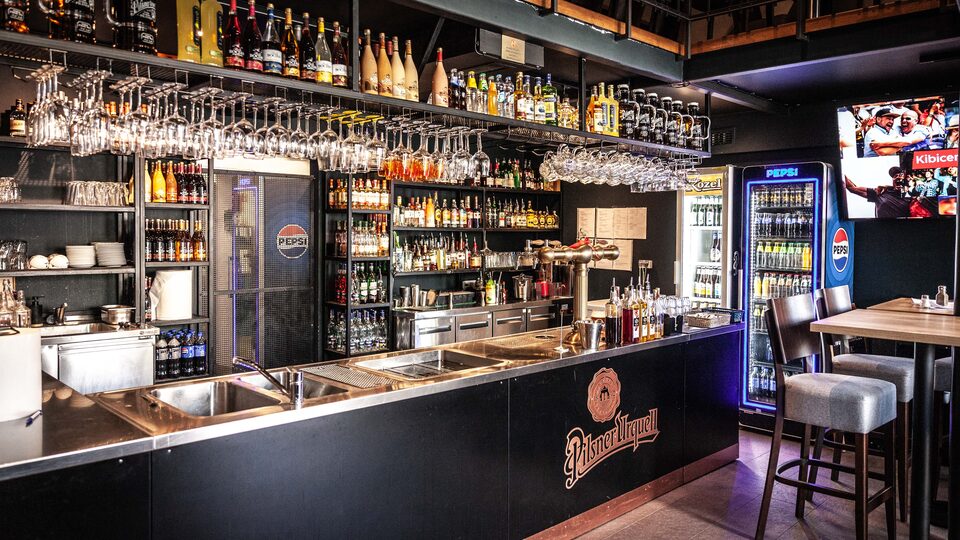 Bar z czeskim piwem w Dřevný Kocúr – restauracja czeska przy Placu Solnym