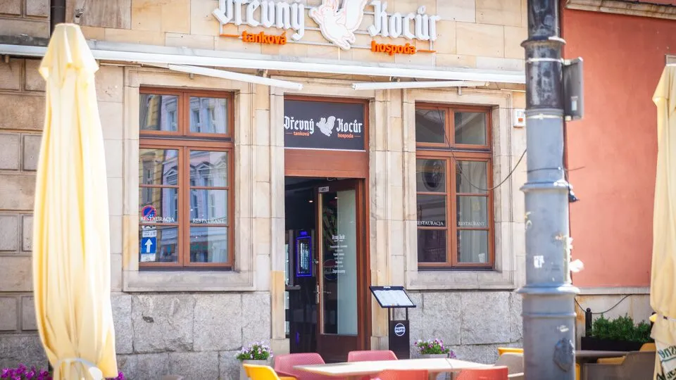 Fasada Dřevný Kocúr wśród kolorowych kamienic przy Placu Solnym we Wrocławiu
