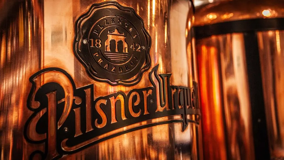 Logo Pilsner Urquell na miedzianym tanku – tanková hospoda we Wrocławiu