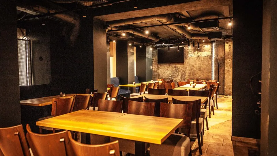 Dolna sala z antresolą – Dřevný Kocúr, Plac Solny 18 Wrocław