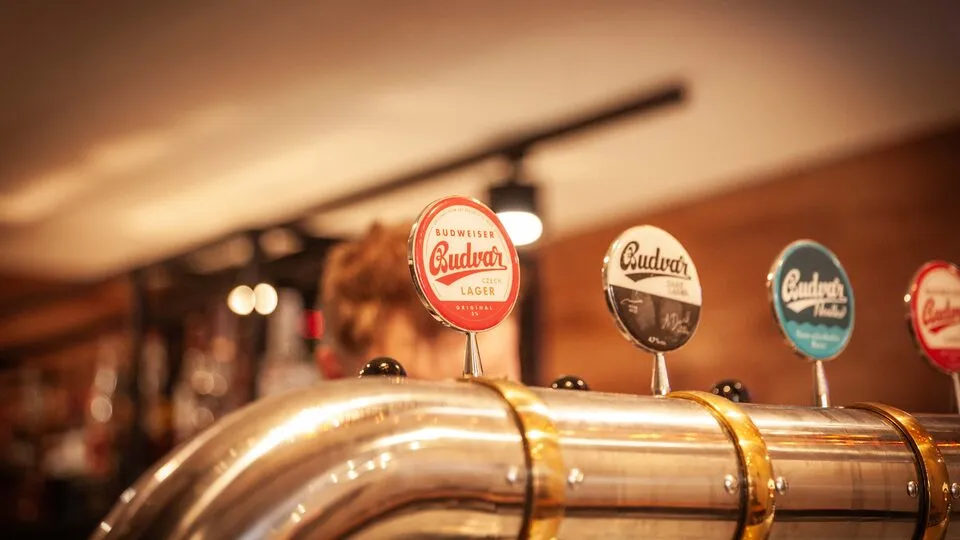 Nalewak Budweiser Budvar z bliska – tanková hospoda we Wrocławiu