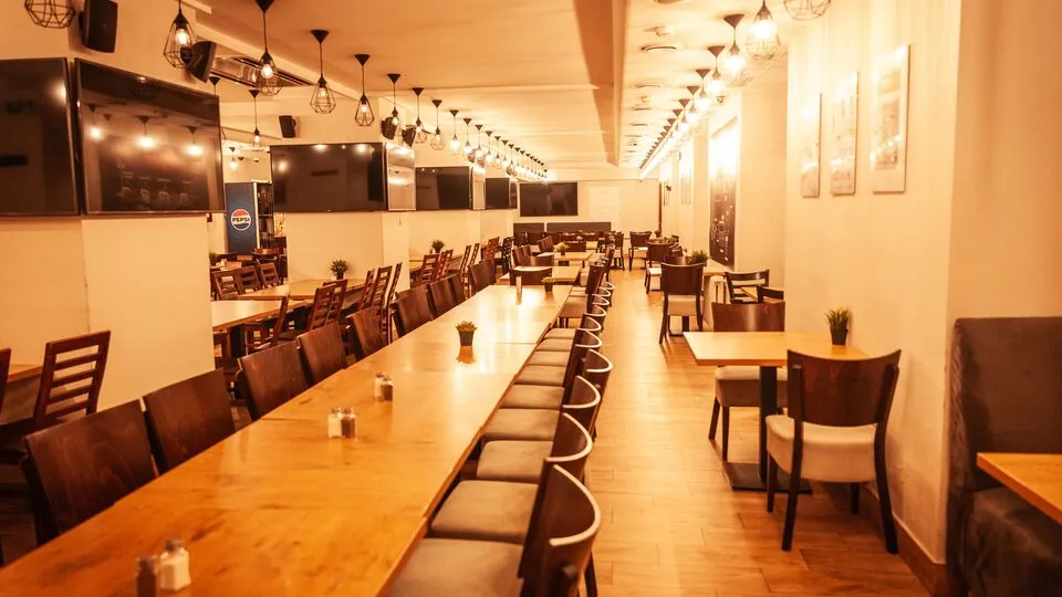 Długie stoły w restauracji czeskiej Dřevný Kocúr przy Rynku we Wrocławiu